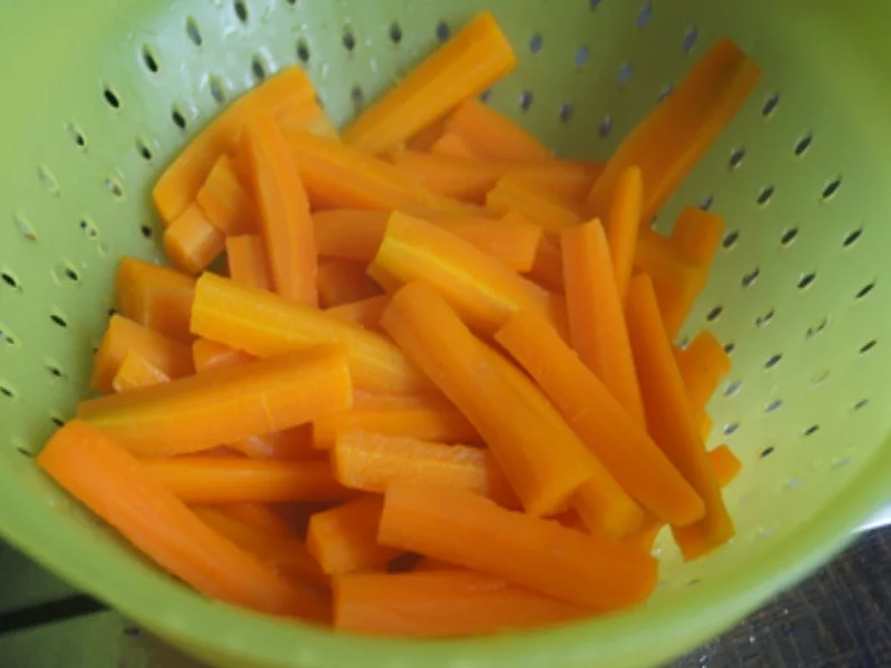 Rezept: Schweinefiletschnitzelchen mit Honig-Möhren-Sticks und Süßkartoffel-Kartoffel-Stampf Bild Nr. 17 Schweinefiletschnitzelchen mit Honig-Möhren-Sticks und Süßkartoffel-Kartoffel-Stampf - Rezept - Bild Nr. 17