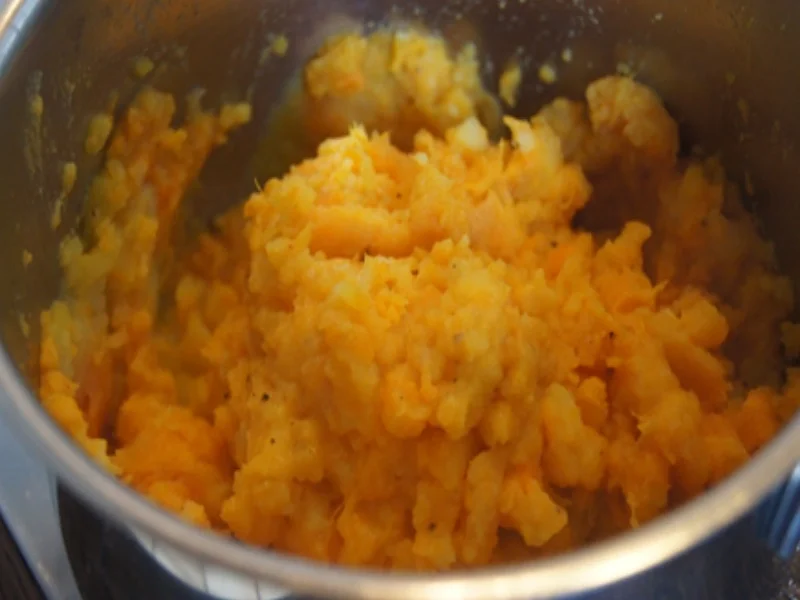 Rezept: Schweinefiletschnitzelchen mit Honig-Möhren-Sticks und Süßkartoffel-Kartoffel-Stampf Bild Nr. 20 Schweinefiletschnitzelchen mit Honig-Möhren-Sticks und Süßkartoffel-Kartoffel-Stampf - Rezept - Bild Nr. 20