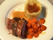Rosa gegartes Kalbsfilet im Speckmantel an Rotweinsauce - Rezept - Bild Nr. 2