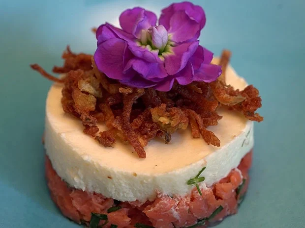 Rezept: Spargelmousse auf Lachstatar mit Kartoffelstroh Bild Nr. 2 Spargelmousse auf Lachstatar mit Kartoffelstroh - Rezept - Bild Nr. 2