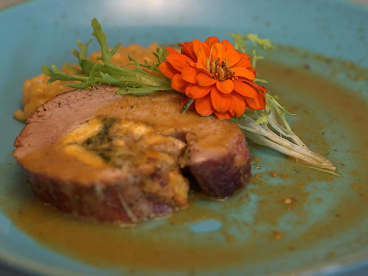 Braisierte Kalbsbrust gefüllt mit Frittata und Stielmus, dazu ...