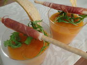 Kalte Möhren-Melonensuppe mit Grissini und Serranoschinken - Rezept - Bild Nr. 10977
