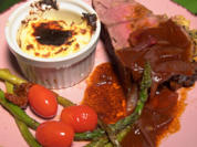 Roastbeef mit Kräuterkruste an Rotwein-Balsamico-Sauce, Kartoffelstampf und grünem Spargel - Rezept - Bild Nr. 2