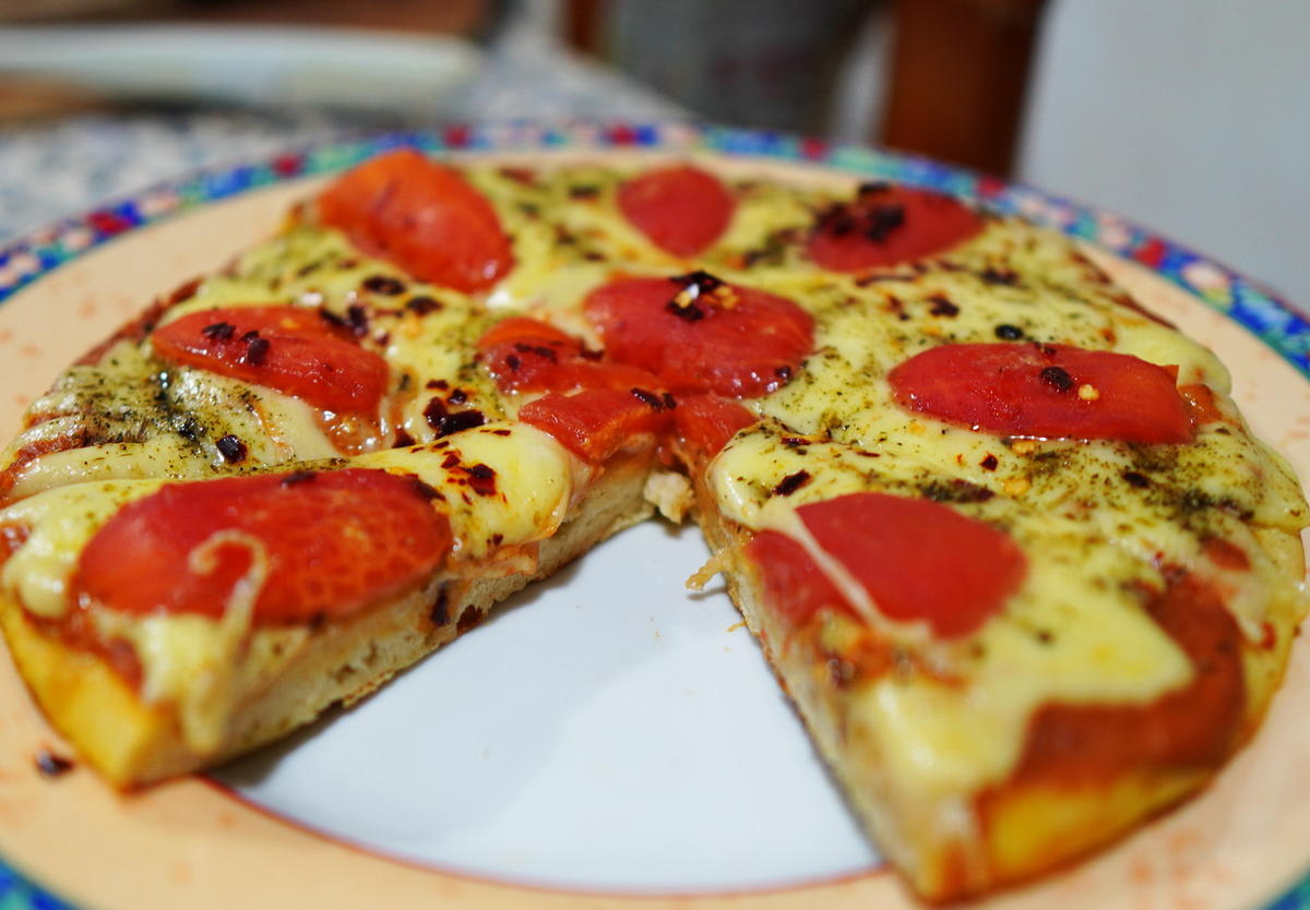Pizza Margherita mit Mozzarella und Tomaten - Rezept - Bild Nr. 2
