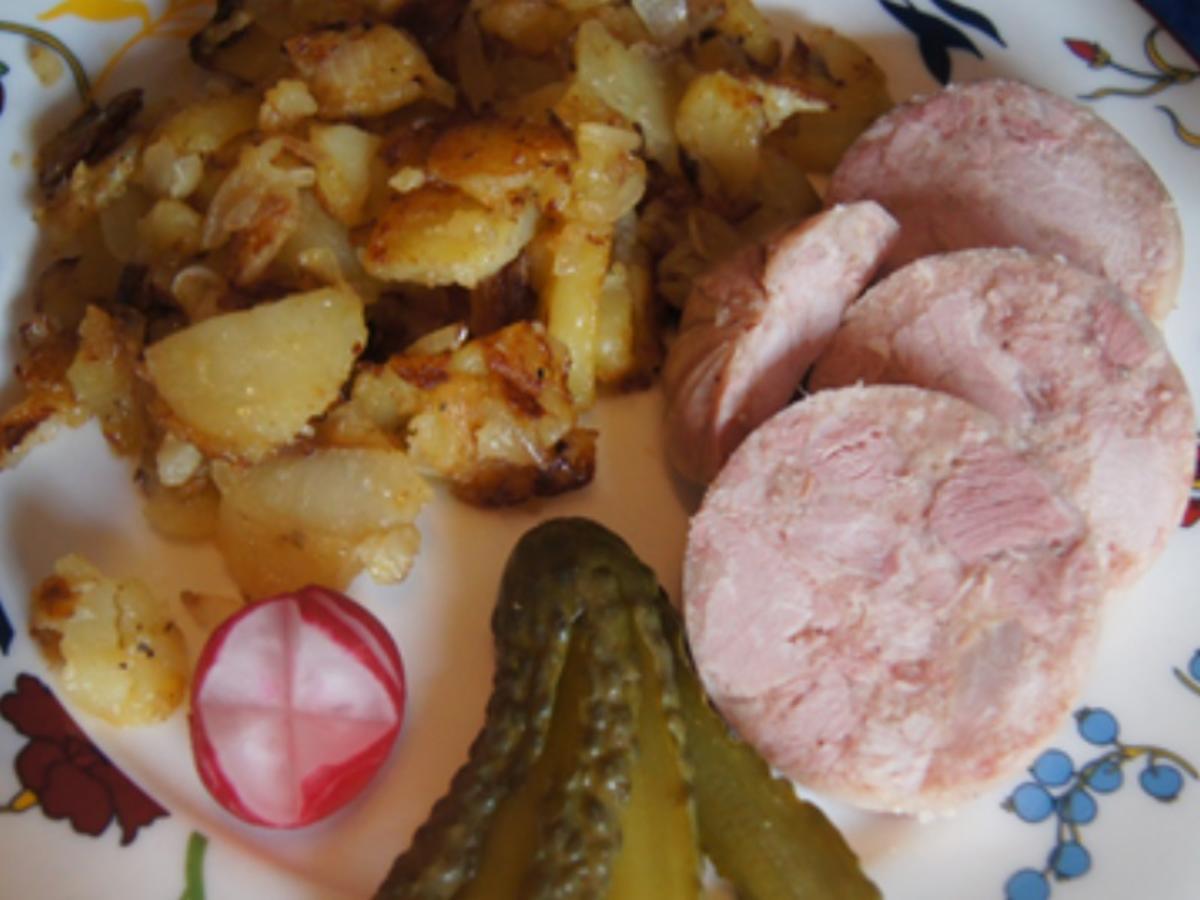 Sülze mit herzhaften Bratkartoffeln, Gewürzgurken und Rote Bete Salat - Rezept - Bild Nr. 2