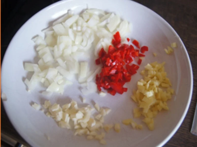 Asia-Hackfleisch mit Spiegelei und gelber Basmatireis - Rezept - Bild Nr. 5