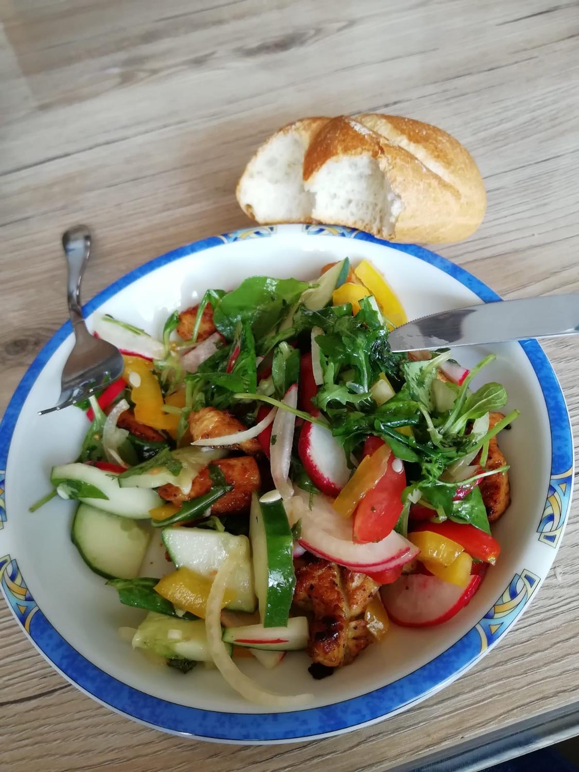 Gemischter Salat mit Putenstreifen - Rezept - kochbar.de