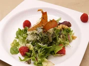 Spinat-Bergkäseknödel mit Thymian-Schinkenchips auf Wildkräutersalat - Rezept - Bild Nr. 2