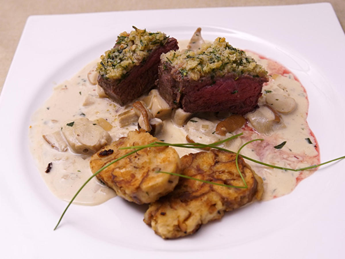 Rindersteak mit Kräuterhaube an Laugentaler und Steinpilzsauce - Rezept ...