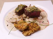 Rindersteak mit Kräuterhaube an Laugentaler und Steinpilzsauce - Rezept - Bild Nr. 11034