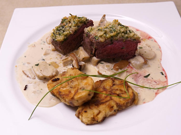 Rindersteak mit Kräuterhaube an Laugentaler und Steinpilzsauce - von ...