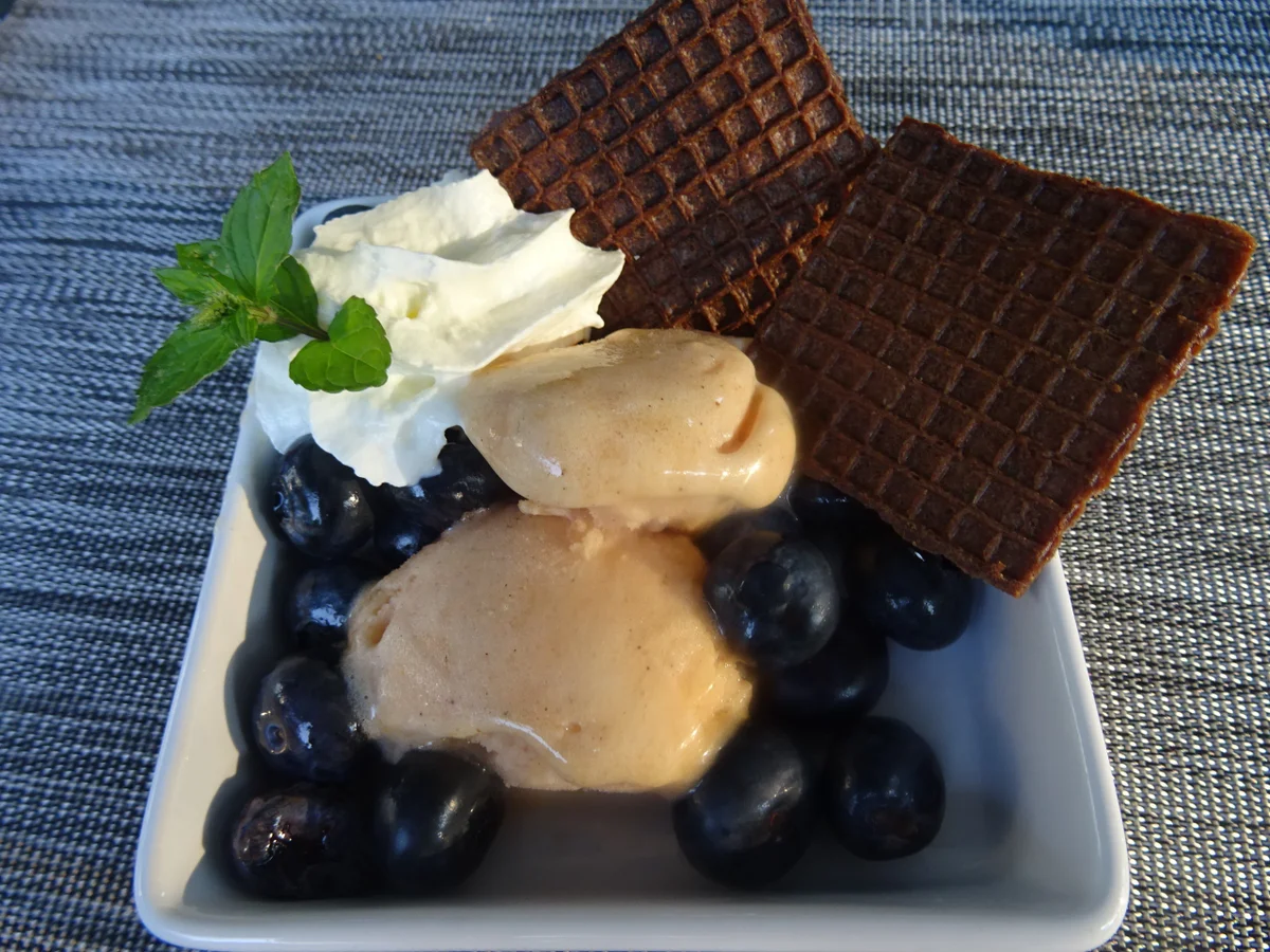 Pfirsich-Sorbet mit Heidelbeeren und Schoko-Minz-Waffeln - Rezept - Bild Nr. 2