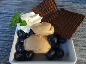Pfirsich-Sorbet mit Heidelbeeren und Schoko-Minz-Waffeln - Rezept - Bild Nr. 2