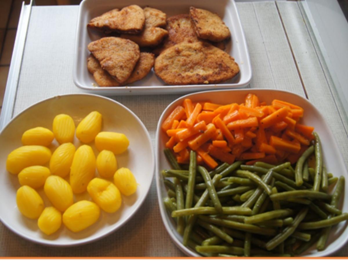 Wiener Schnitzel vom Schwein mit Butter-Buschbohnen, Honig-Möhren-Sticks und Drilrillingen - Rezept - Bild Nr. 2