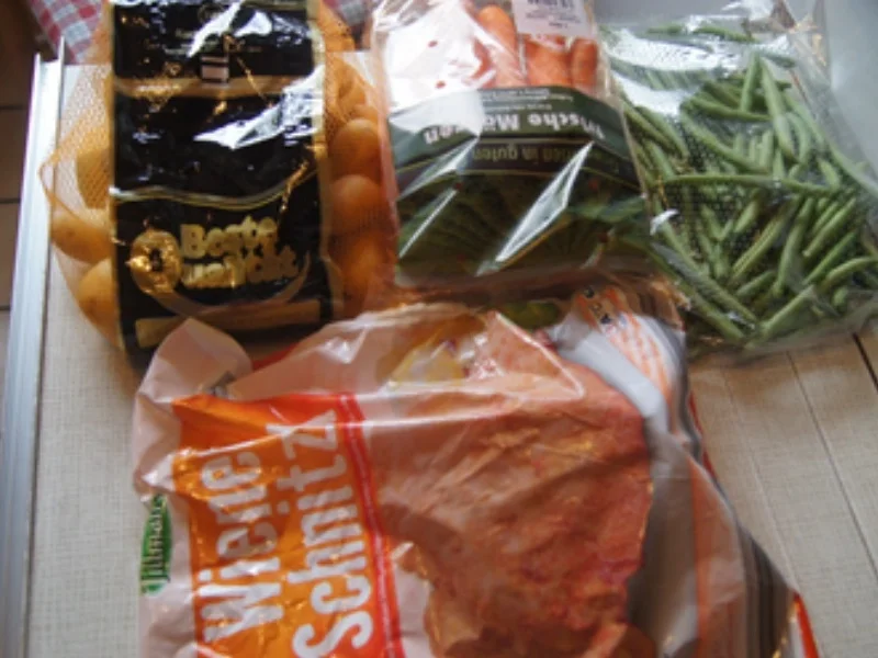 Wiener Schnitzel vom Schwein mit Butter-Buschbohnen, Honig-Möhren-Sticks und Drilrillingen - Rezept - Bild Nr. 3