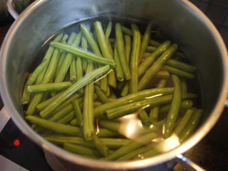 Wiener Schnitzel vom Schwein mit Butter-Buschbohnen, Honig-Möhren-Sticks und Drilrillingen - Rezept - Bild Nr. 7