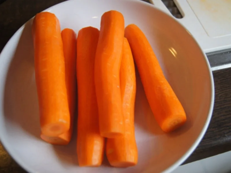 Wiener Schnitzel vom Schwein mit Butter-Buschbohnen, Honig-Möhren-Sticks und Drilrillingen - Rezept - Bild Nr. 9