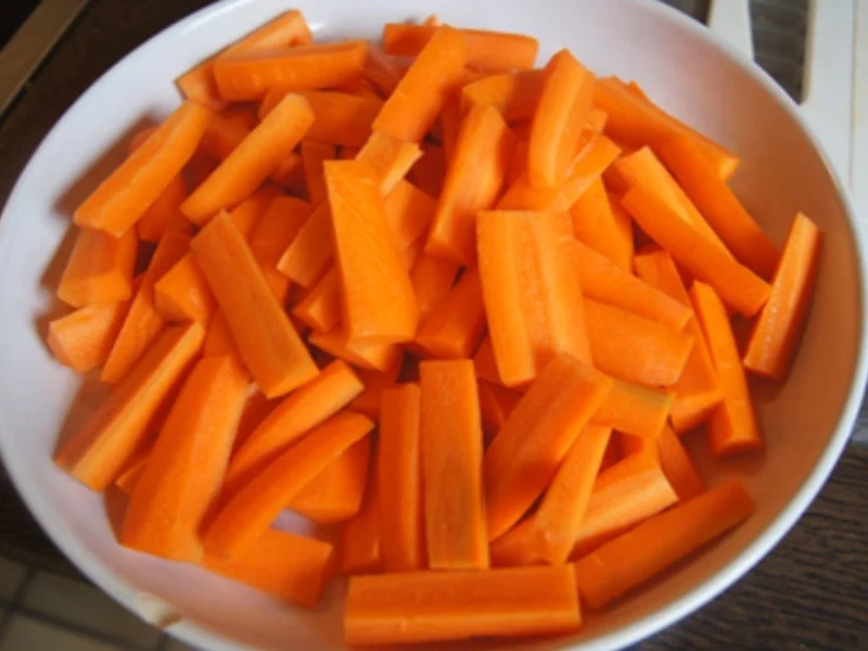 Wiener Schnitzel vom Schwein mit Butter-Buschbohnen, Honig-Möhren-Sticks und Drilrillingen - Rezept - Bild Nr. 10