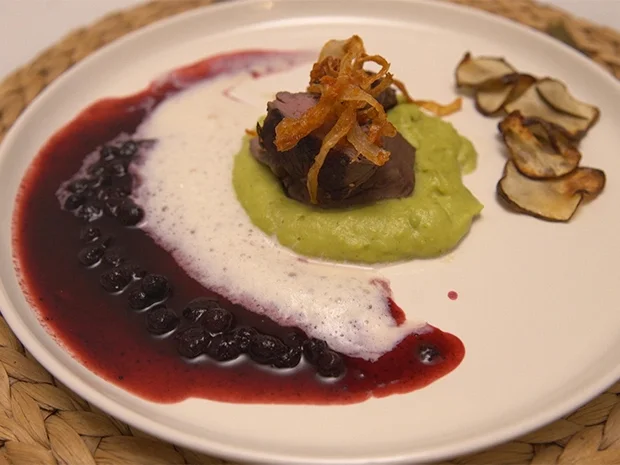Rezept: Bergisch Beef auf Erbsen-Minz Espuma, Blaubeer BBQ Soße und Heumilchschaum Bild Nr. 2 Bergisch Beef auf Erbsen-Minz Espuma, Blaubeer BBQ Soße und Heumilchschaum - Rezept - Bild Nr. 2