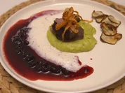 Bergisch Beef auf Erbsen-Minz Espuma, Blaubeer BBQ Soße und Heumilchschaum - Rezept - Bild Nr. 2