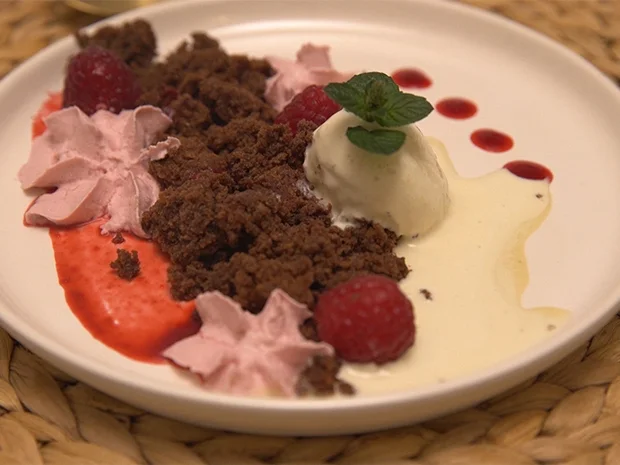 Brownie-Crumble mit Tonkabohnen Eis und Himbeer-Espuma - Rezept - Bild Nr. 2
