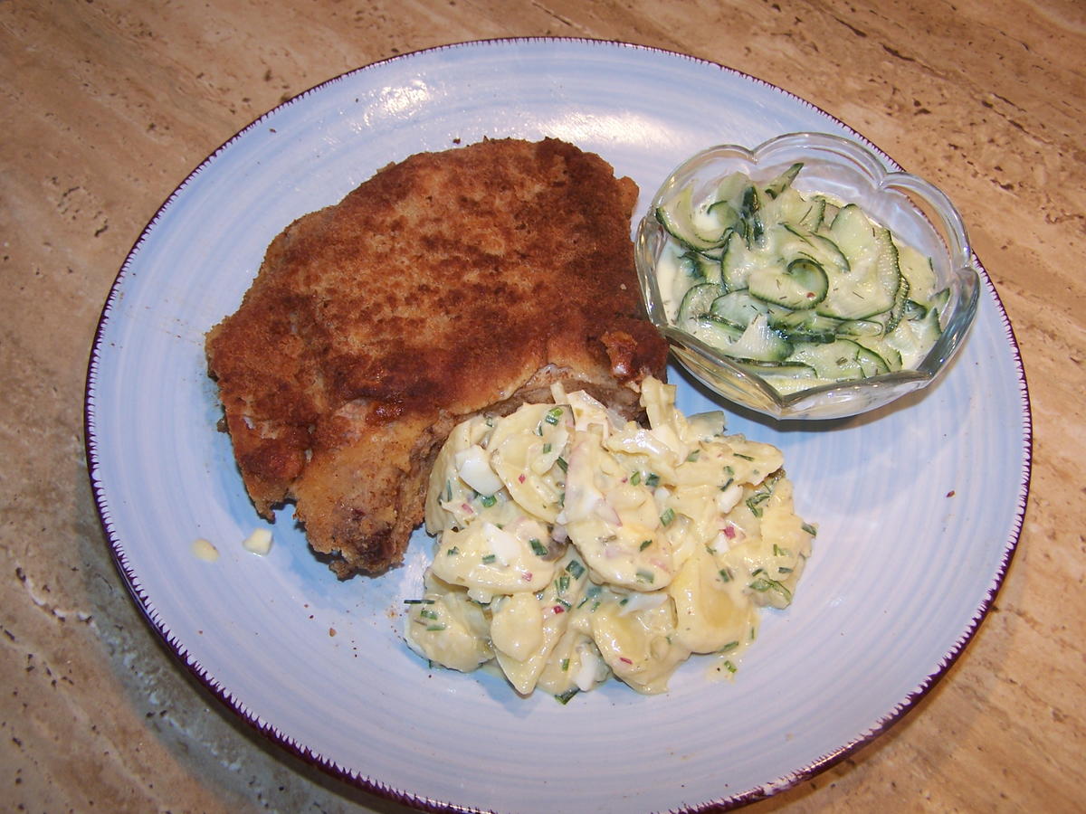 Paniertes Kotelett Kartoffelsalat und Gurkensalat - Rezept - Bild Nr. 2