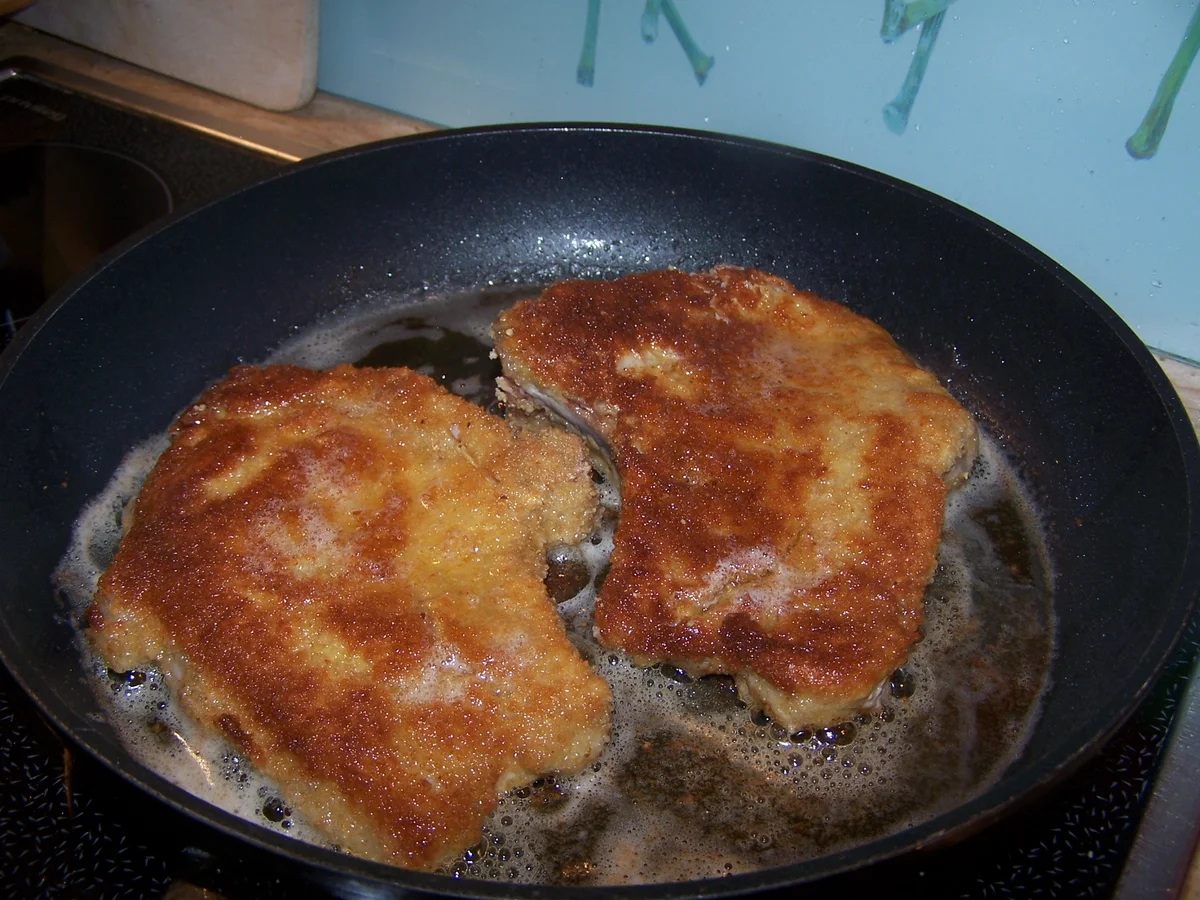 Rezept: Paniertes Kotelett Kartoffelsalat und Gurkensalat Bild Nr. 6 Paniertes Kotelett Kartoffelsalat und Gurkensalat - Rezept - Bild Nr. 6