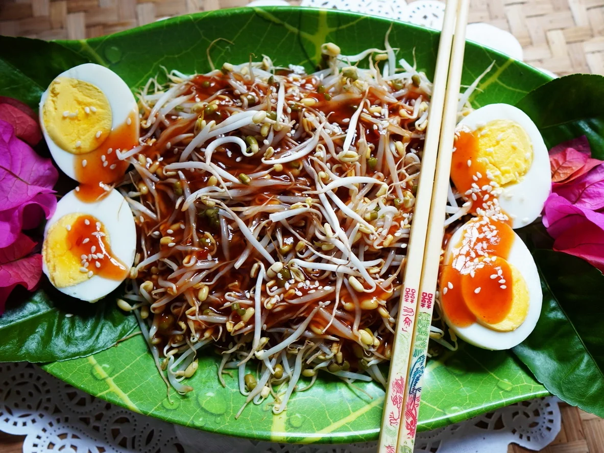 Gedämpfte Mungokeimlinge mit Ei und Austernsauce - Rezept - Bild Nr. 2