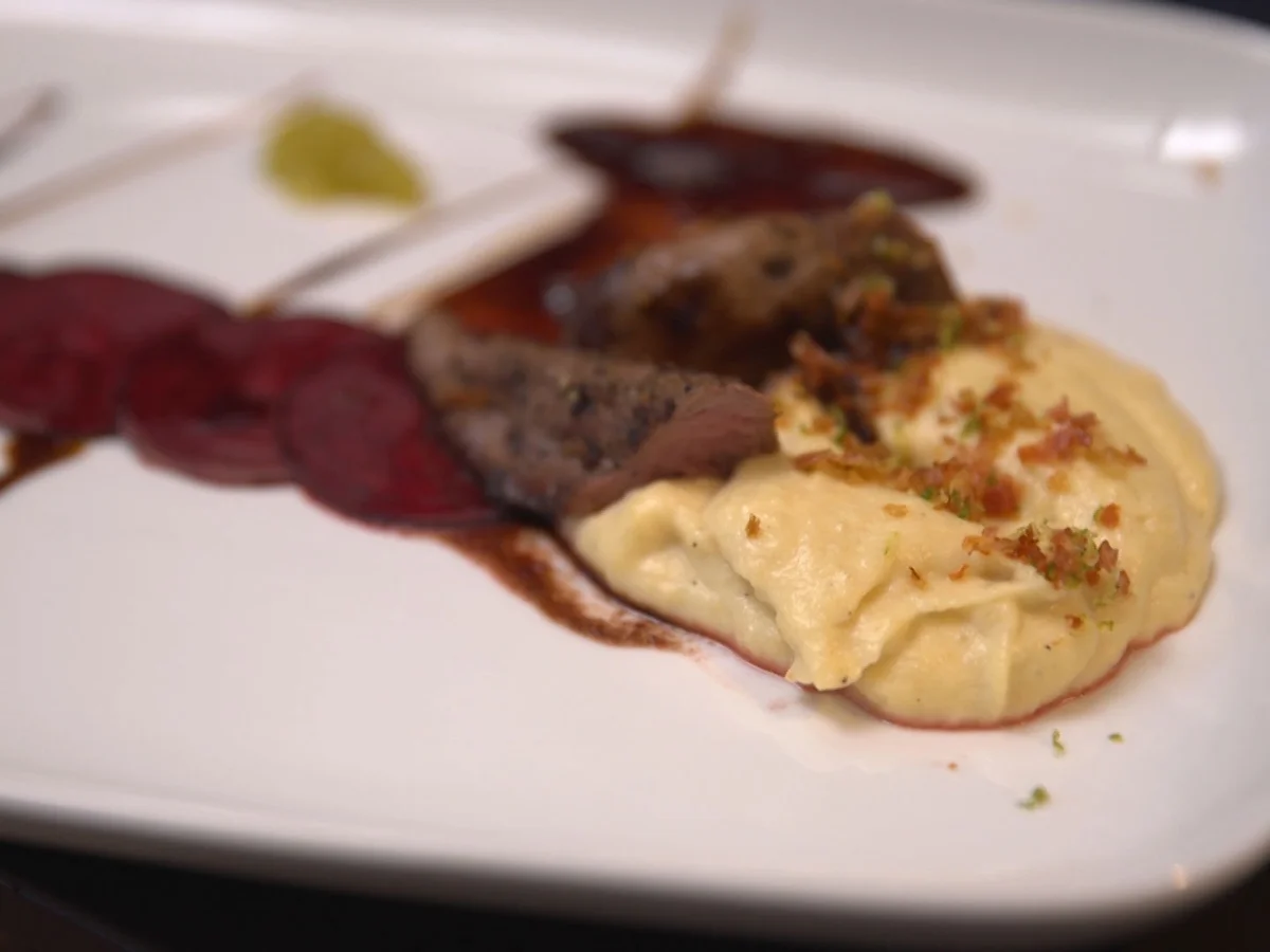 Rehfilet mit Salbei-Brioche, Hisbiskus-Butter und Rote Bete - Rezept - Bild Nr. 3