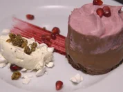 Cassis-Törtchen mit Joghurt-Nocken, Rosmarin-Lavendel-Karamell und Crumble - Rezept - Bild Nr. 2