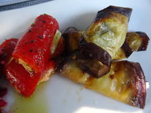 Paprika-Röllchen in Öl und Auberginen-Scheiben gefüllt - Rezept - Bild Nr. 2