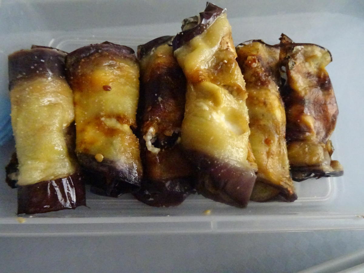Paprika-Röllchen in Öl und Auberginen-Scheiben gefüllt - Rezept - Bild Nr. 11077