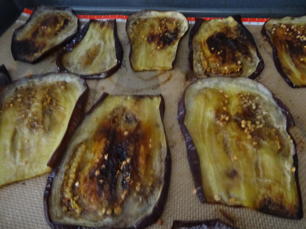 Paprika-Röllchen in Öl und Auberginen-Scheiben gefüllt - Rezept - Bild Nr. 11079