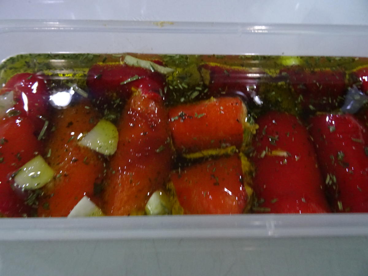 Paprika-Röllchen in Öl und Auberginen-Scheiben gefüllt - Rezept - Bild Nr. 3