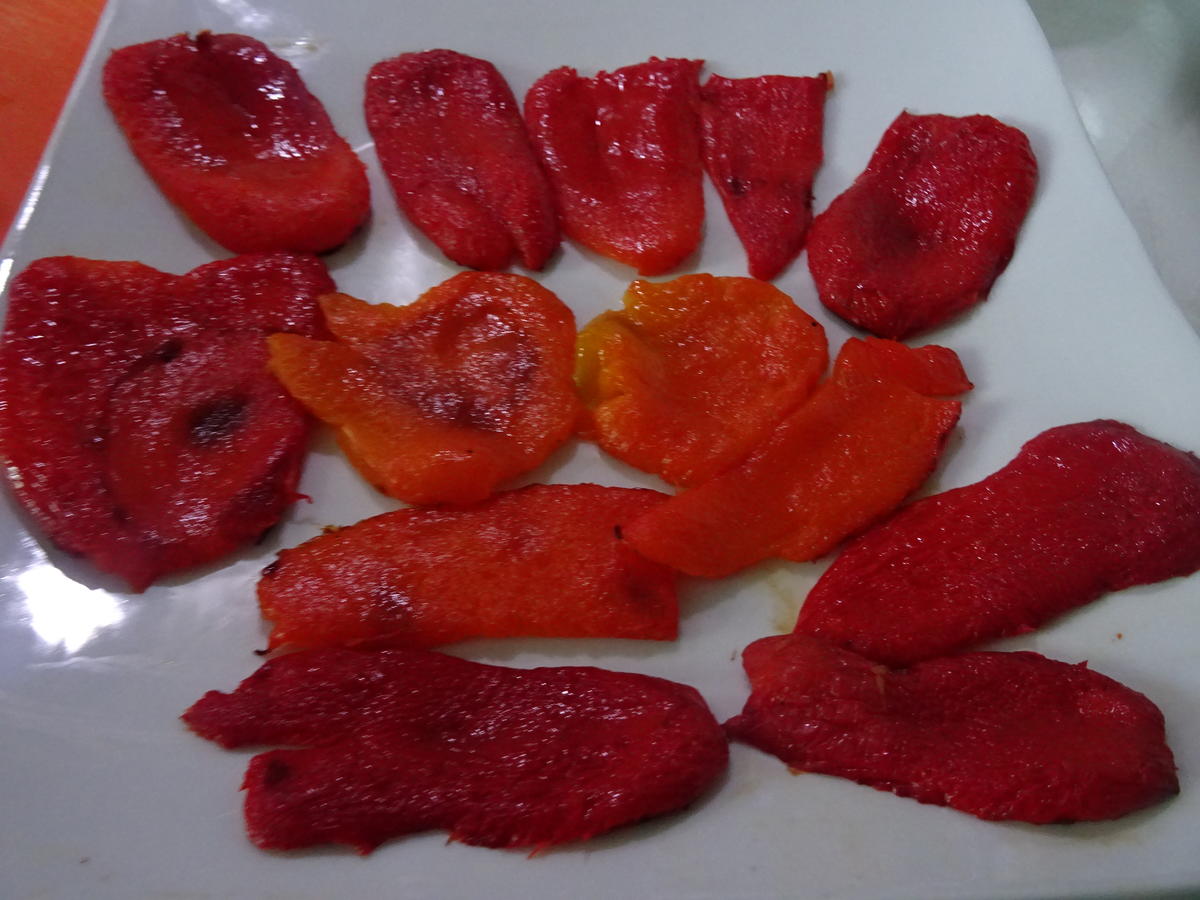 Paprika-Röllchen in Öl und Auberginen-Scheiben gefüllt - Rezept - Bild Nr. 11075
