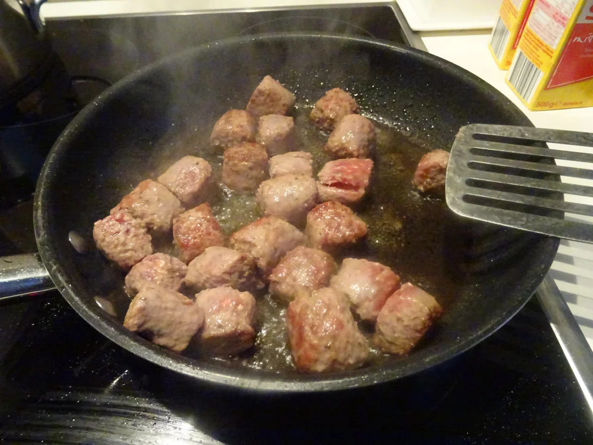 Sellerie-Suppe mit Hackbällchen und Knoblauchbrot - Rezept - Bild Nr. 3