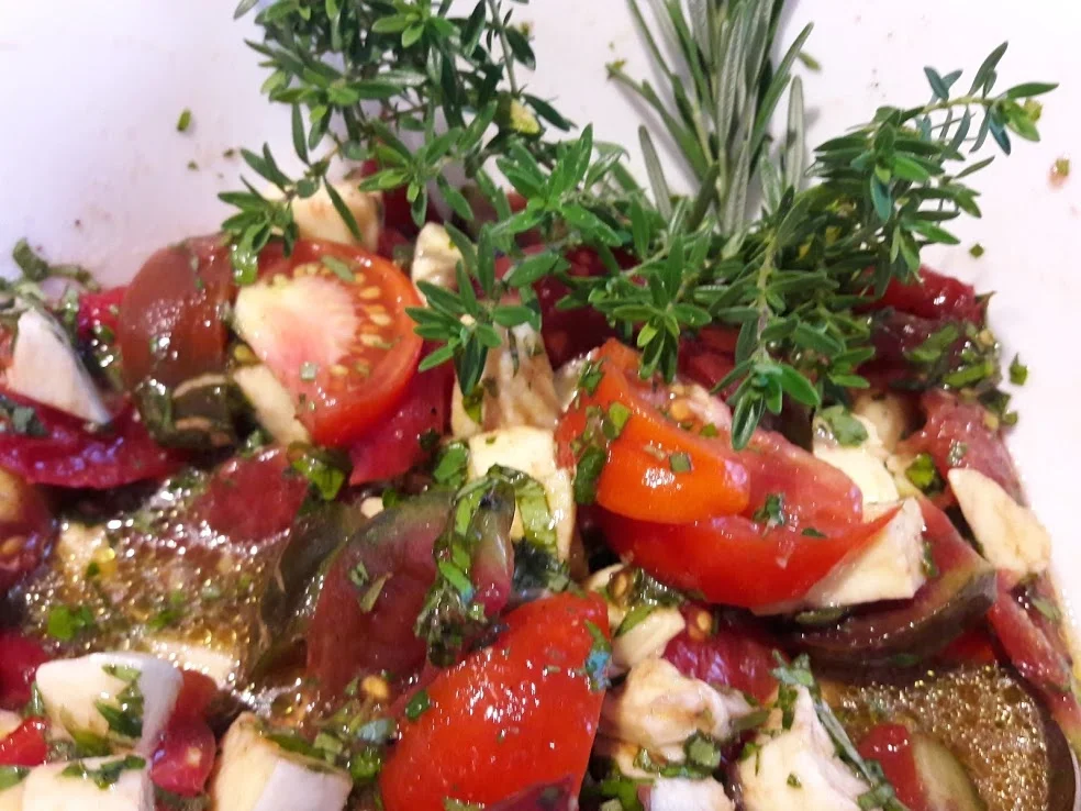 Rezept: Tomate-Mozzarella-Salat Bild Nr. 2 Tomate-Mozzarella-Salat - Rezept - Bild Nr. 2