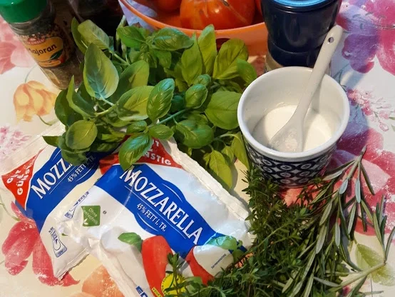 Rezept: Tomate-Mozzarella-Salat Bild Nr. 4 Tomate-Mozzarella-Salat - Rezept - Bild Nr. 4