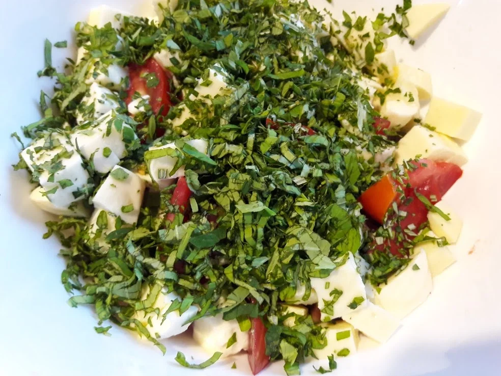 Rezept: Tomate-Mozzarella-Salat Bild Nr. 8 Tomate-Mozzarella-Salat - Rezept - Bild Nr. 8