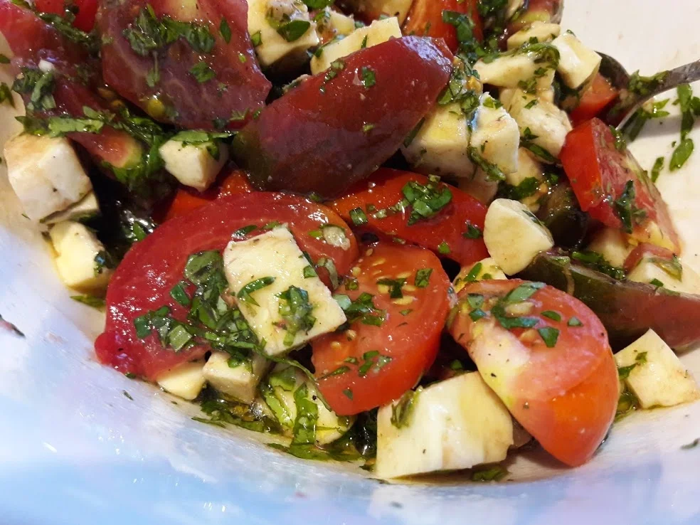 Rezept: Tomate-Mozzarella-Salat Bild Nr. 10 Tomate-Mozzarella-Salat - Rezept - Bild Nr. 10