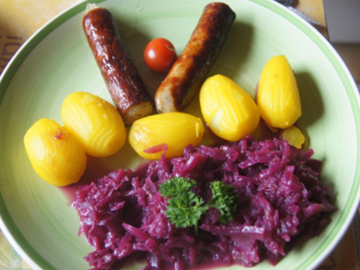 Bratwurst mit Rotkohl süß-sauer und gelben Kartoffeln - Rezept - kochbar.de