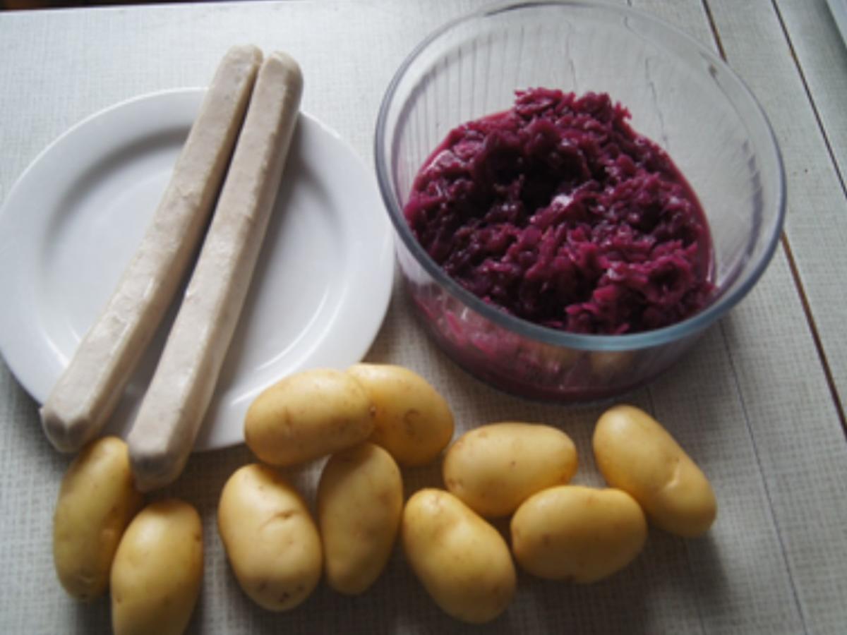 Bratwurst mit Rotkohl süß-sauer und gelben Kartoffeln - Rezept - Bild Nr. 3