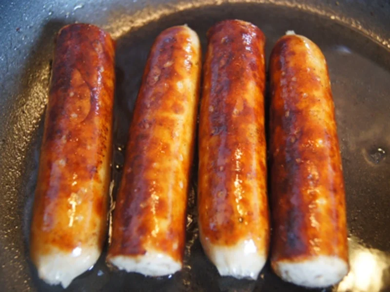 Bratwurst mit Rotkohl süß-sauer und gelben Kartoffeln - Rezept - Bild Nr. 5