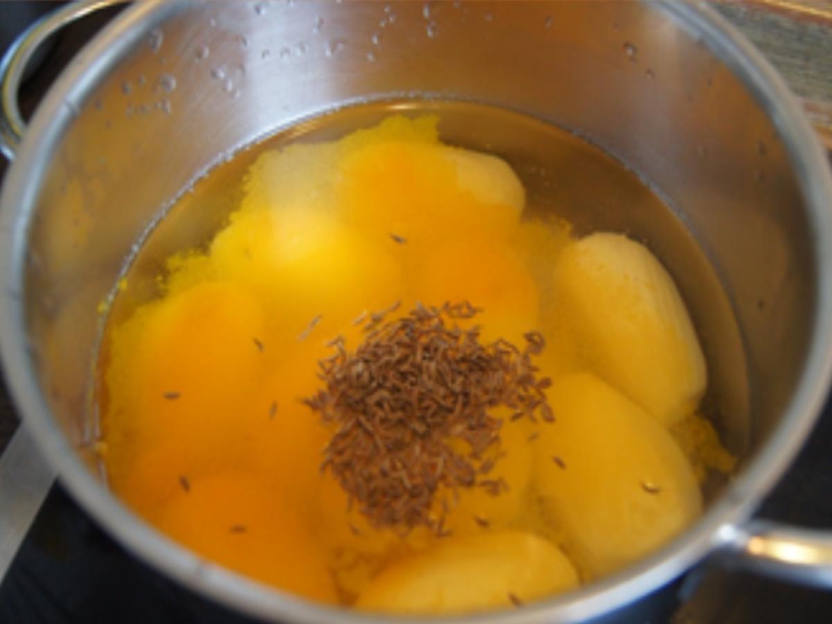 Bratwurst mit Rotkohl süß-sauer und gelben Kartoffeln - Rezept - Bild Nr. 7