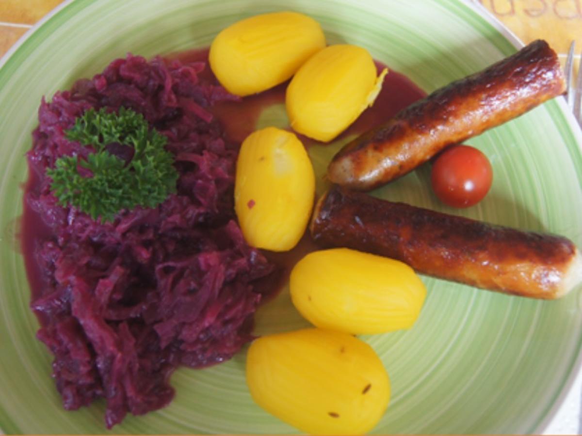 Bratwurst mit Rotkohl süß-sauer und gelben Kartoffeln - schnell ...