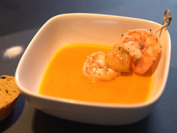 Süßkartoffelsuppe mit Garnelen-Ananasspieß und Kürbisbrot - Rezept - Bild Nr. 3