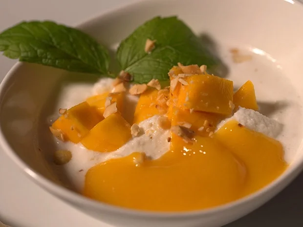 Rezept: Halbgefrorene Kokoscreme mit Mango Bild Nr. 3 Halbgefrorene Kokoscreme mit Mango - Rezept - Bild Nr. 3