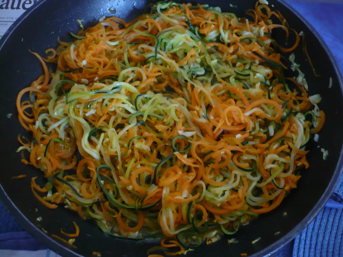 Paprikasoße mit Gemüsenudeln - Rezept - Bild Nr. 7