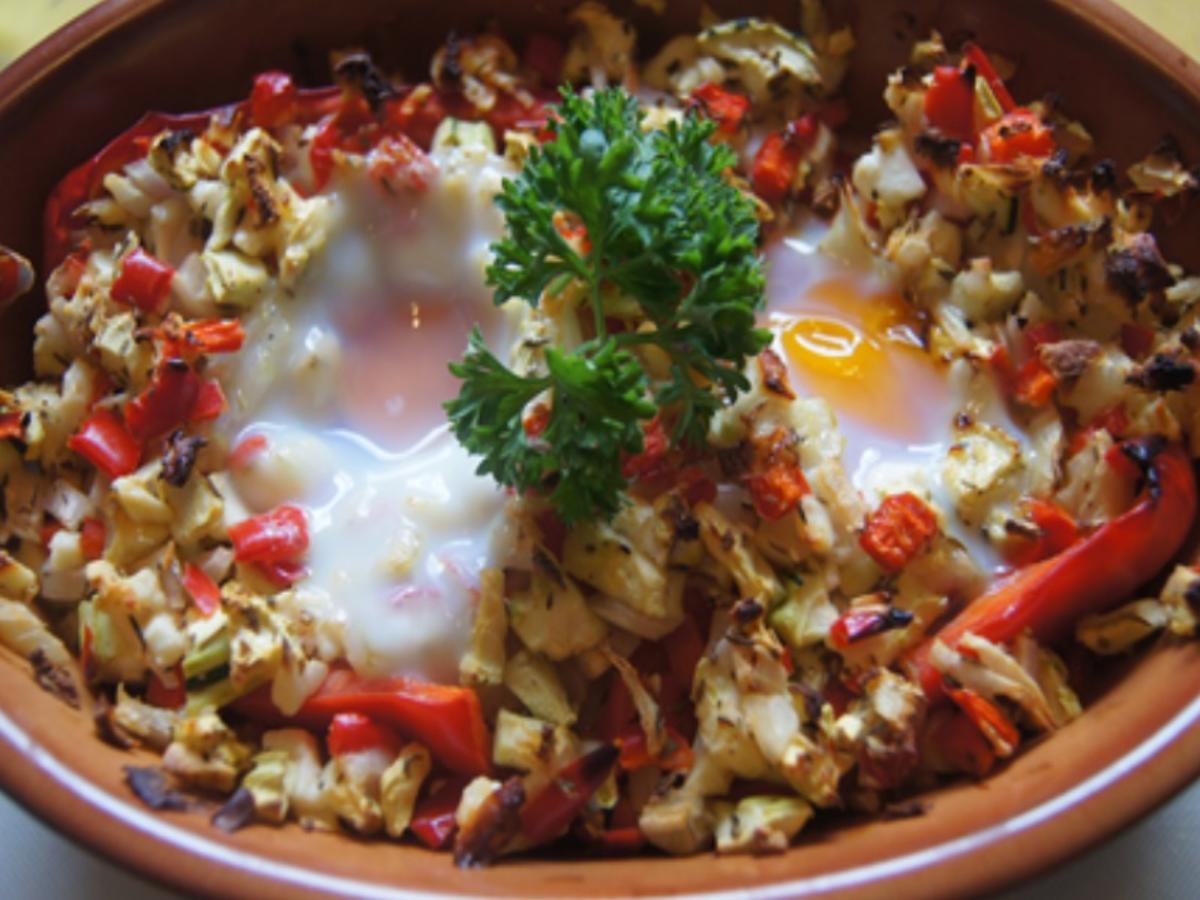 Gefüllte, überbackene Spitzpaprika mit Spiegeleiern - Rezept - kochbar.de