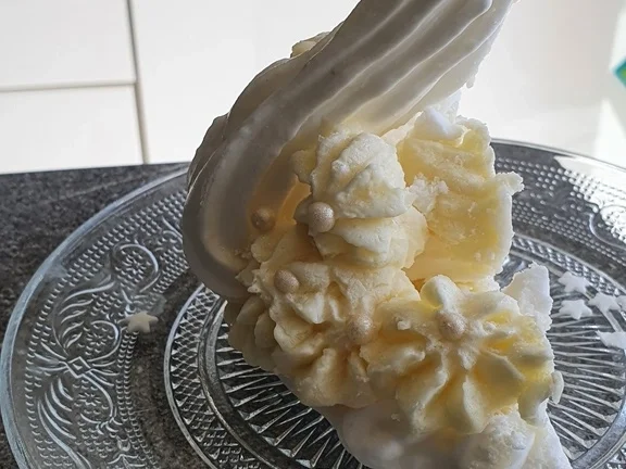 Rezept: Einfacher "Baiser oder Meringe Schwan" Ganz in Weiss = kochbar Challenge 8.0 (August 2020) Bild Nr. 11111 Einfacher "Baiser oder Meringe Schwan" Ganz in Weiss = kochbar Challenge 8.0 (August 2020) - Rezept - Bild Nr. 11111